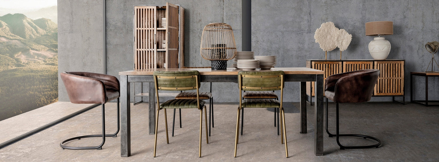 Loft stílusú modern enteriőr, étkezőasztal és fémvázas, hard loft székek, nagy üvegfalas enteriőrben. A loft stílus kollekció borítóképe.