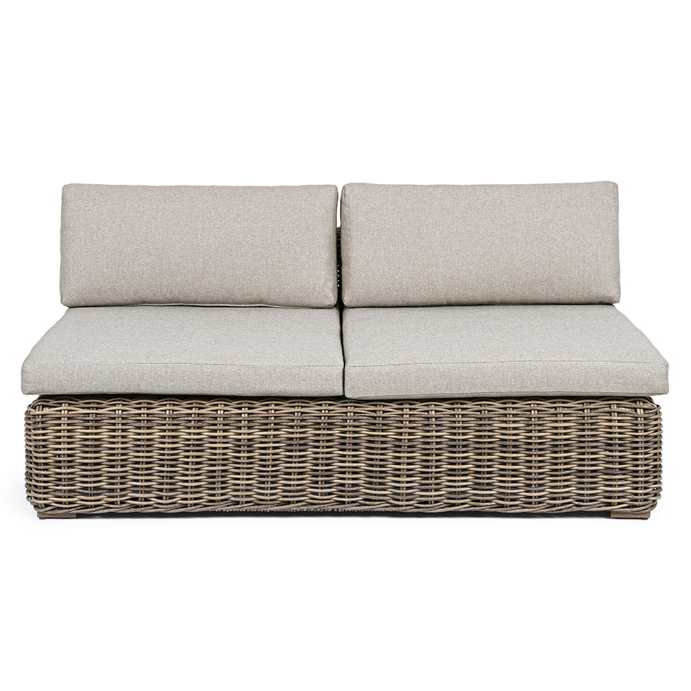 Barna színű műrattanból készült kerti kanapé, levehető bézs színű ülő és hátpárnákkal.
