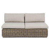 Barna színű műrattanból készült kerti kanapé, levehető bézs színű ülő és hátpárnákkal.