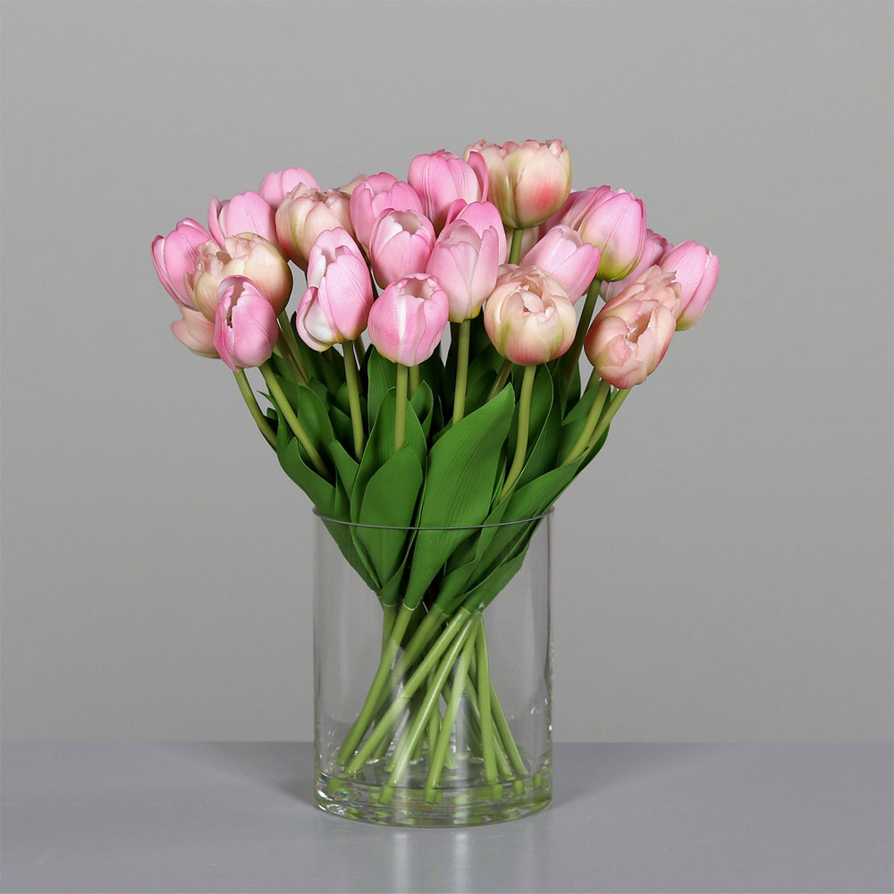 Mű tulipán csokor, henger formájú üvegvázában. Mű tulipán csokor, henger formájú üvegvázában.