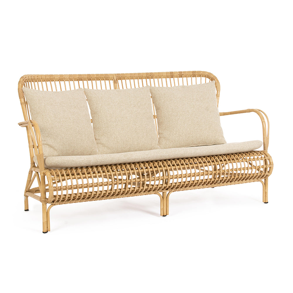 Natúr színű, 3 személyes műrattan kanapé, párnákkal.