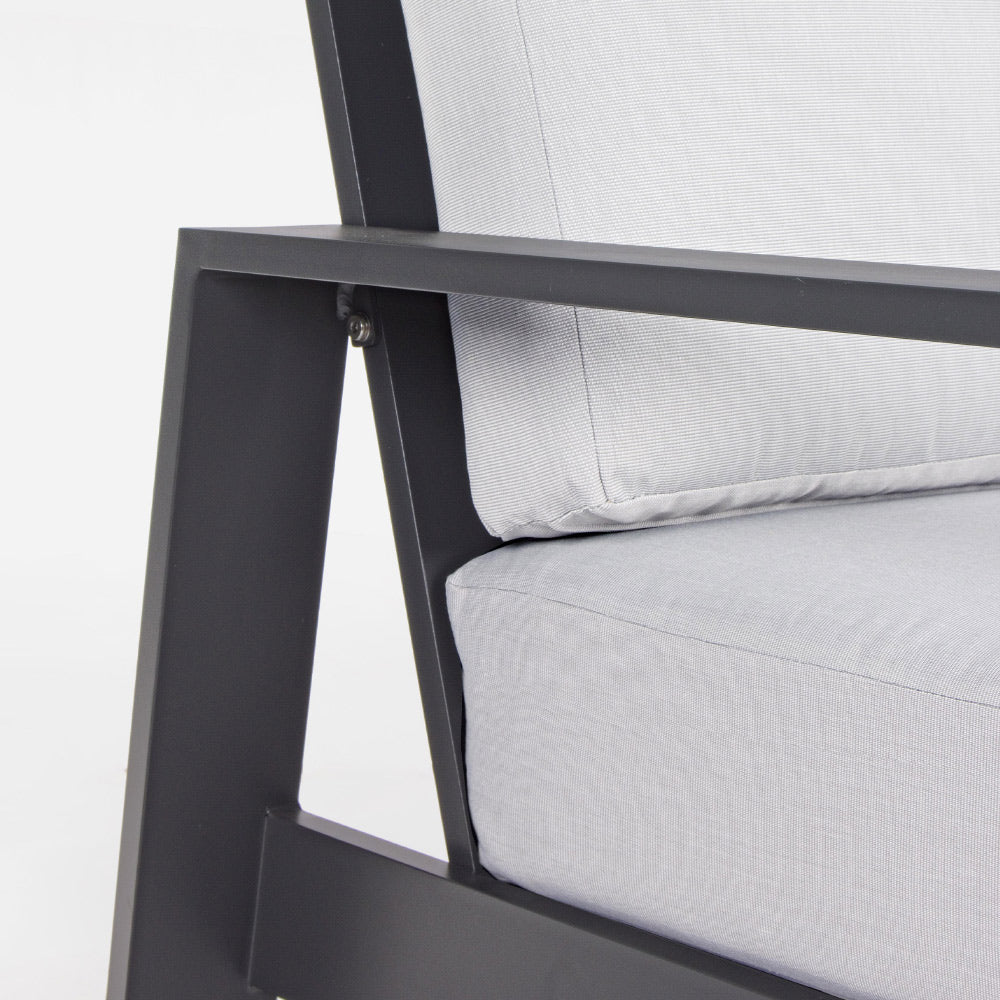 A kortárs stílusú, fekte-fehér színű ülőgarnitúra fotel tagjának részlete.