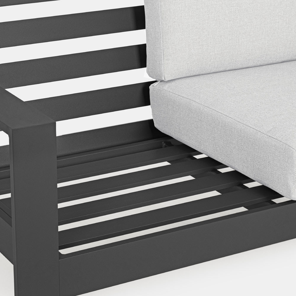 A kortárs stílusú, fekte-fehér színű ülőgarnitúra kanapé tagjának részlete.