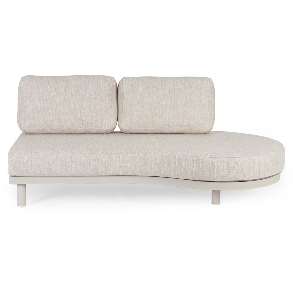 Kortárs bézs alumíniumból készült, kerti ülőgarnitúra homokszínű ülő- és hátpárnákkal.