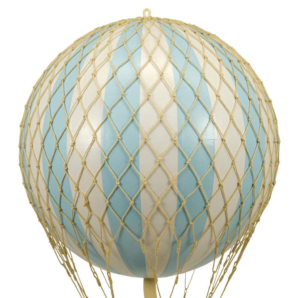 Vintage stílusú, függeszthető kialakítású, világoskék-fehér színű dekorációs hőlégballon