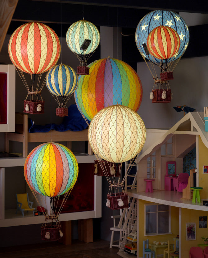Vintage stílusú, óriás, függeszthető, szivárványszínű dekorációs hőlégballon LED világítással