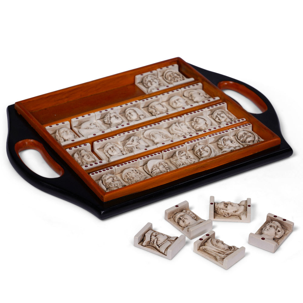 28 db-os, műgyantából készült, elefántcsontszínű, reneszánsz dominójáték replika fatálcán