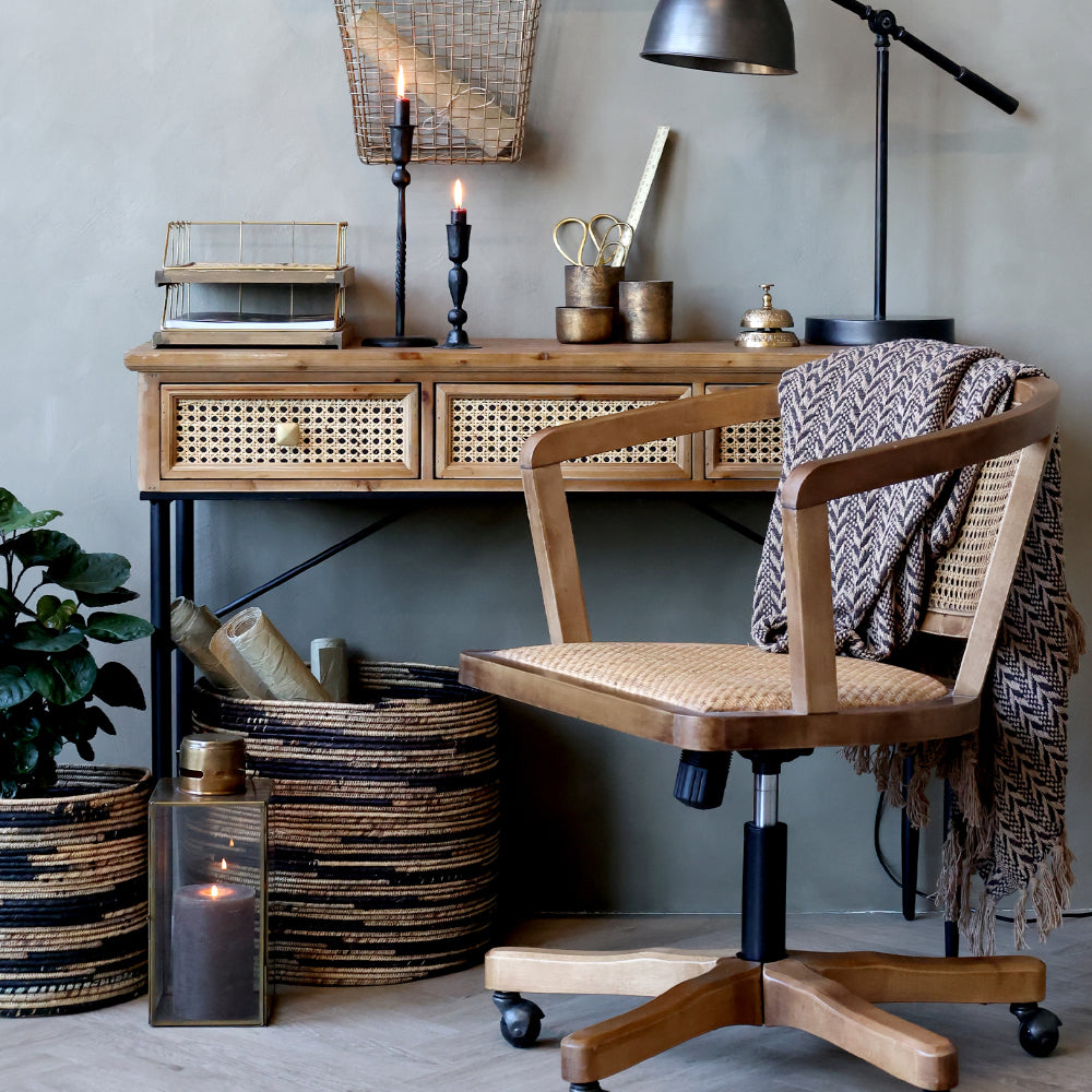 Nyírfából és rattanból készült, vintage stílusú, natúr irodai forgószék.