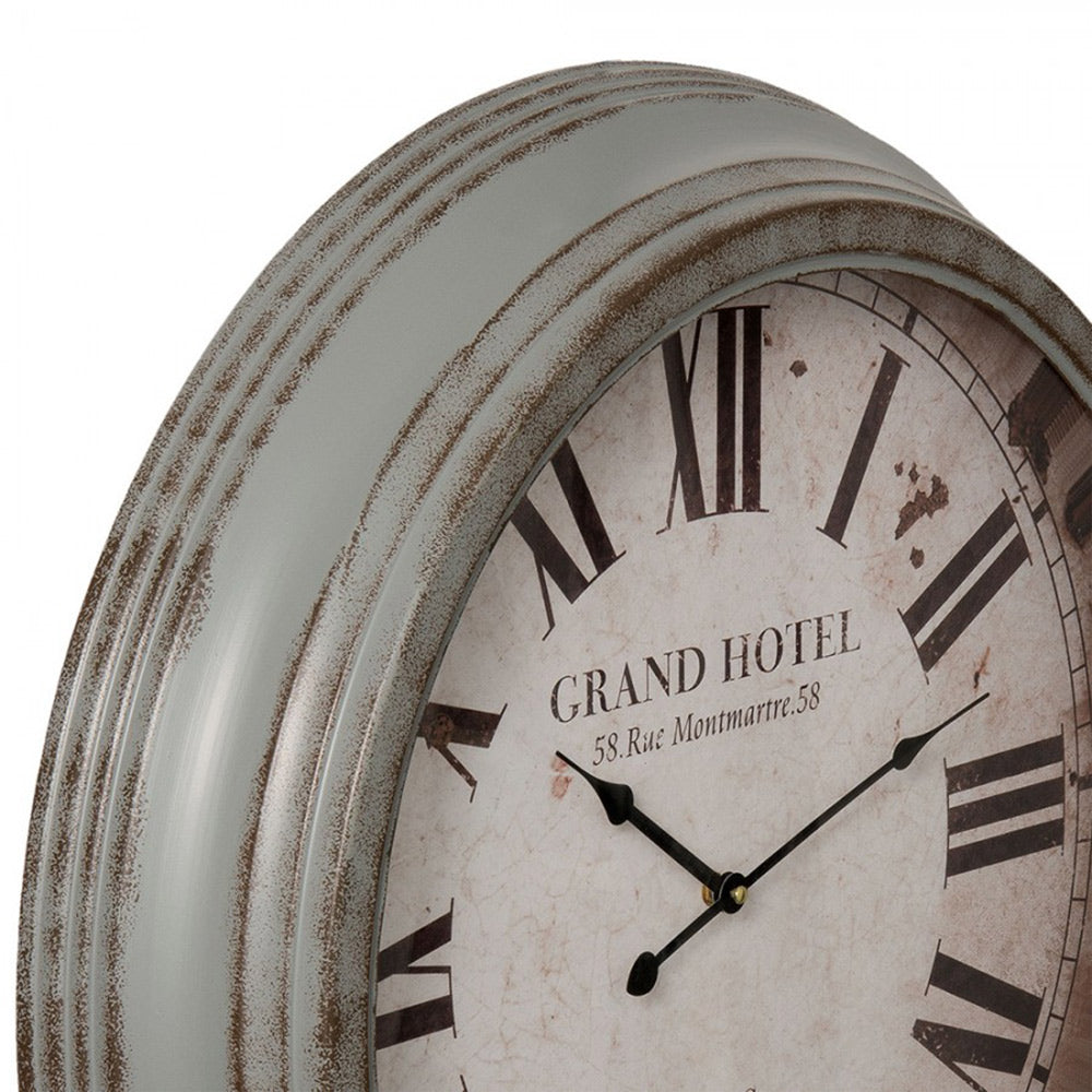 Vintage stílusú, antikolt fehér színű falióra szürke kerettel, "Grand Hotel Paris" felirattal.