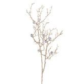 Aranyszínű mű dekorációs ág gyémántszerű díszekkel, fehér háttérrel.