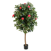 Élethű megjelenésű, piros színű virágokkal és bimbókkal tarkított kamélia cserje