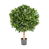 Élethű megjelenésű, gömb alakú, mű babérfa fekete, műanyag cserépben.