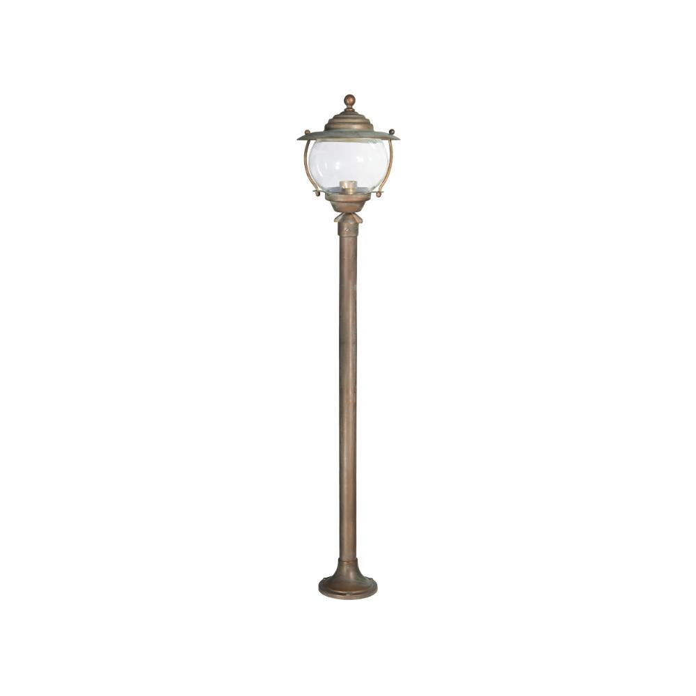 Moretti Luce Betulle vintage stílusú tömör réz kerti kandeláber gömbölyded üvegbúrával, 107 cm-es magassággal