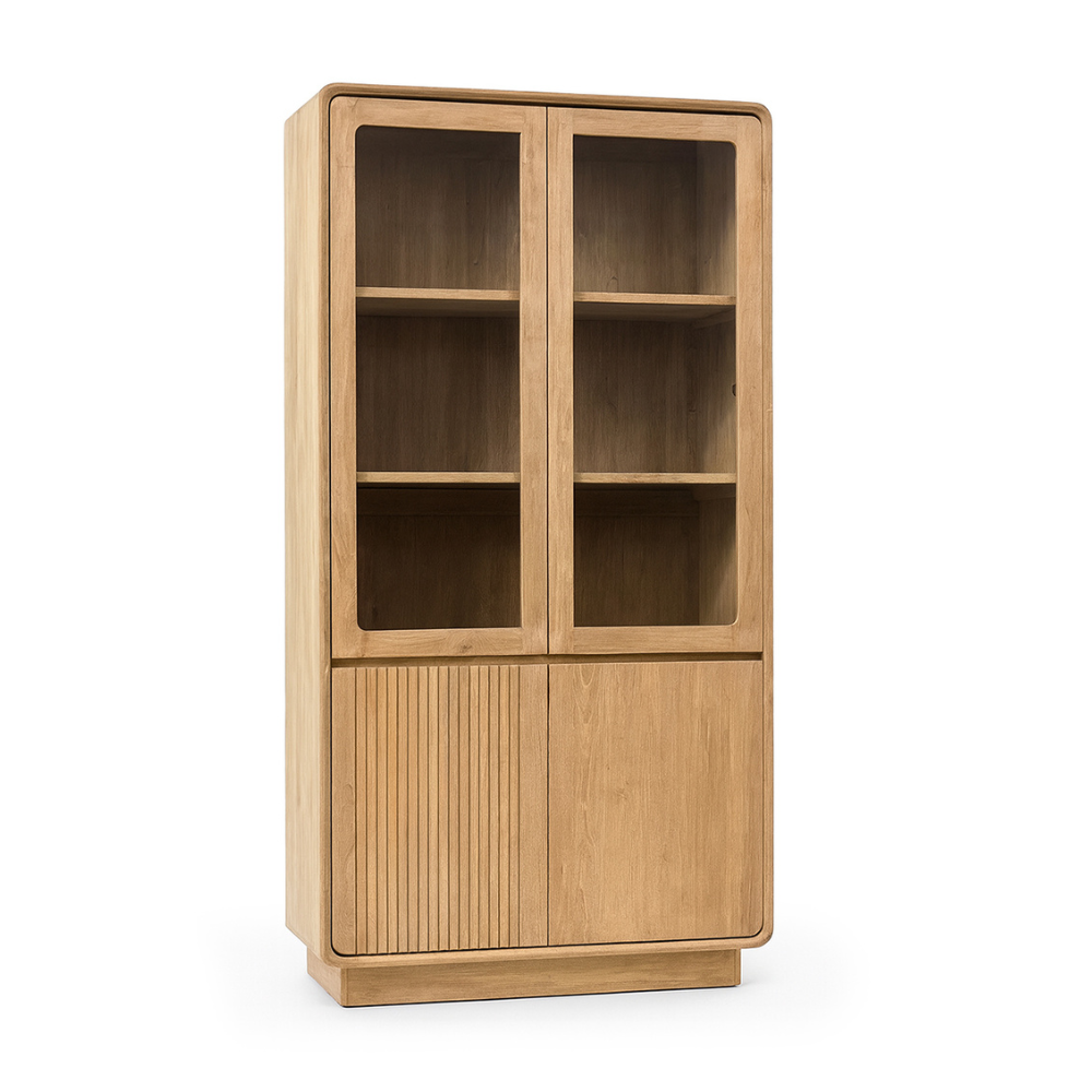 natúr színű, tömör teakfából készült, kétszárnyú üveges vitrinszekrény