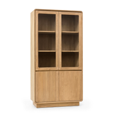 natúr színű, tömör teakfából készült, kétszárnyú üveges vitrinszekrény