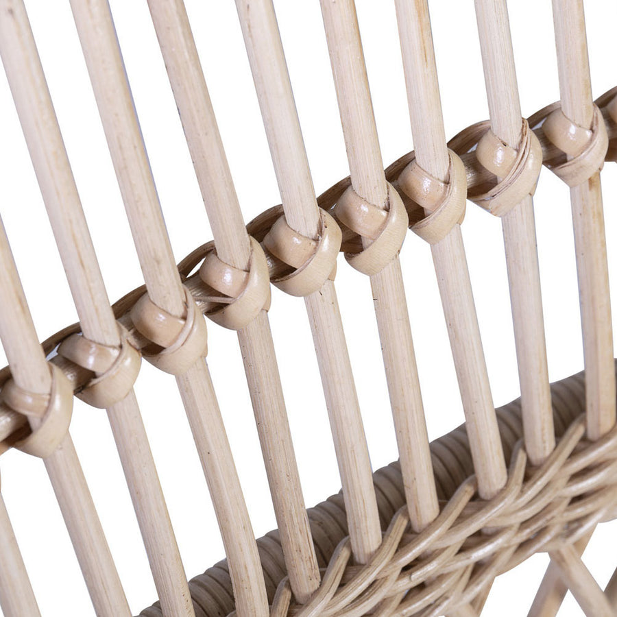 TRIBE natúr rattan karosszék részlete hajlított szálak és kötések láthatók