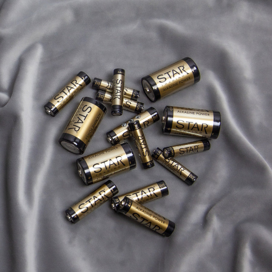 POWER ALKALINE alkáli elemek különböző méretű elemekkel együtt bemutatva