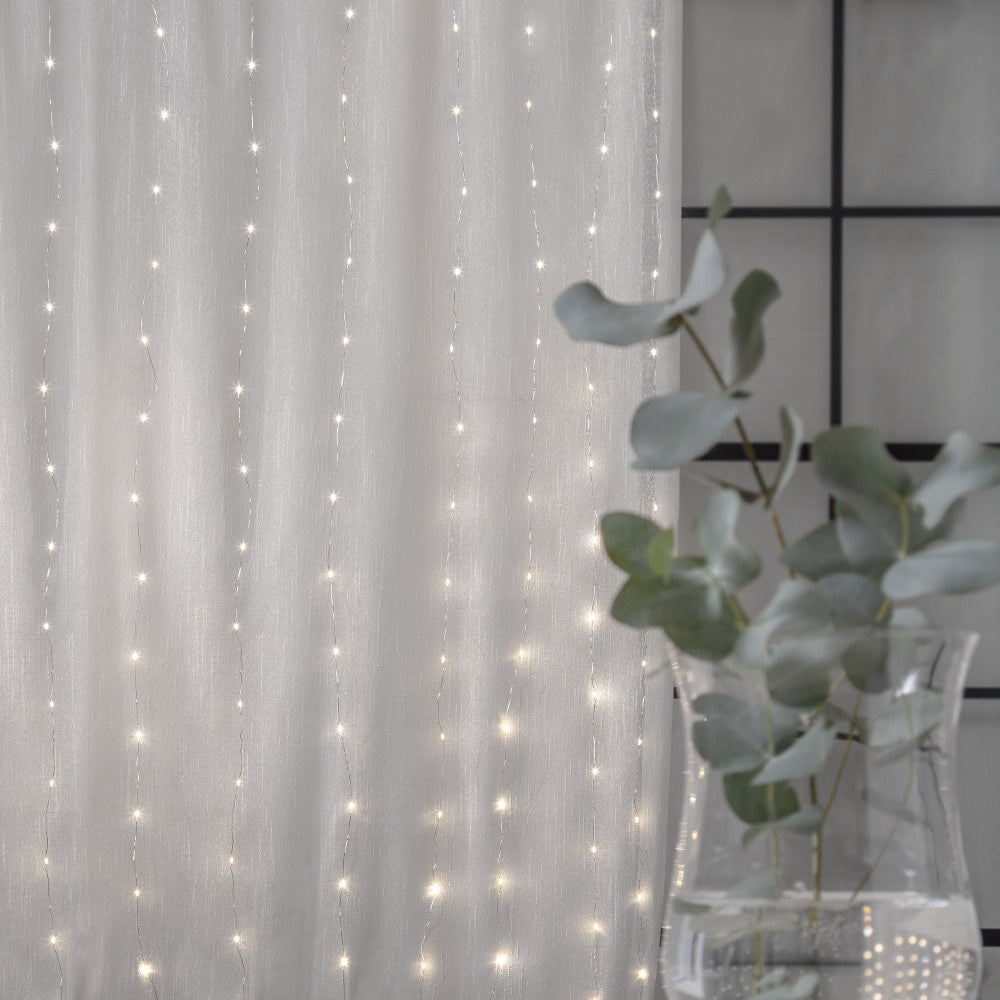 Beltéri, 200 db meleg fehér fényű, mini LED fénnyel szerelt, karácsonyi fényfüggöny. Beltéri, 200 db meleg fehér fényű, mini LED fénnyel szerelt, karácsonyi fényfüggöny.
