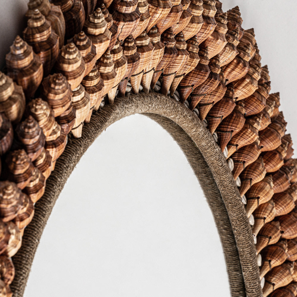 Törzsi-kortárs stílusú, faszerkezetes, kagylókkal és kötéllel díszített, kör alakú falitükör