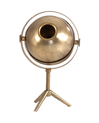 Kortárs stílusú, fémből készült dizájn állólámpa dönthető, gömb alakú lámpabúrával.