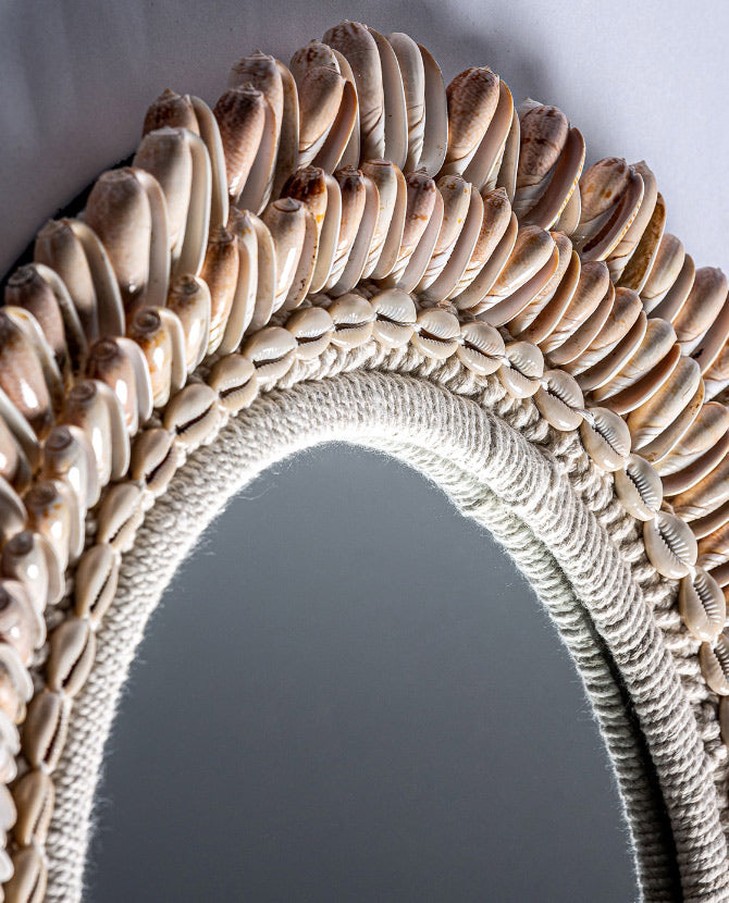 Törzsi-kortárs stílusú, faszerkezetes, kagylókkal és kötéllel díszített, kör alakú, design falitükör