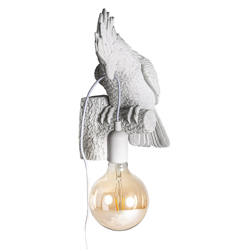 Fehér színű kakadufigurával díszített, 32 cm magas, trópusi stílusú fali lámpa