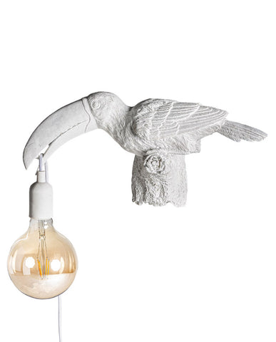 Fehér színű tukánfigurával díszített,  trópusi stílusú fali lámpa
