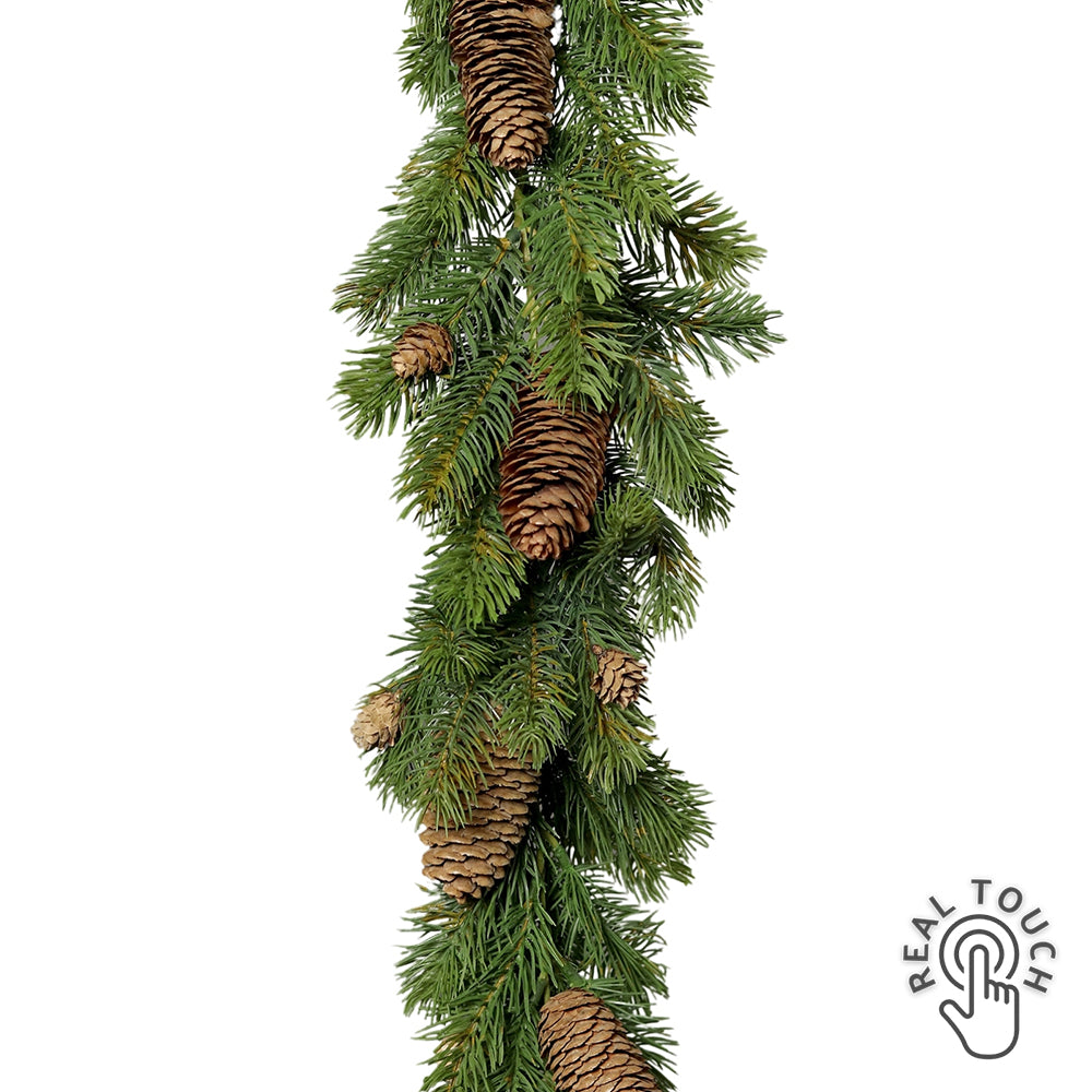 Élethű, zöld színű mű jegenyefenyő grland tobozokkal.