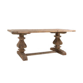 Koloniál stílusú, újrahasznosított fenyőfából készült étkezőasztal.