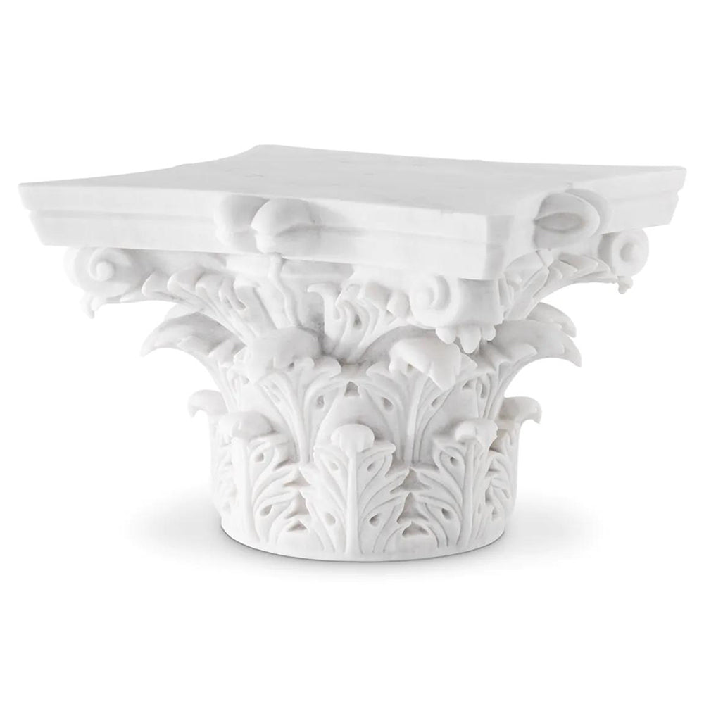 Fehér márványból faragott,, korinthoszi oszlopfő formájú dohányzóasztal.