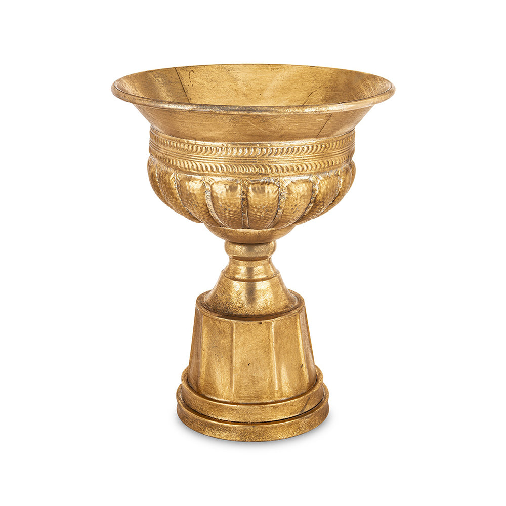 Antique Metals antik aranyszínű fém kaspó 46 cm magassággal, klasszikus talapzattal és díszített urnás formával, beltéri dekorációhoz.