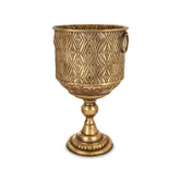 Antique Metals antik aranyszínű fém kaspó klasszikus talapzattal és geometrikus dombormintázattal, 52 cm magas dekoratív beltéri edény.