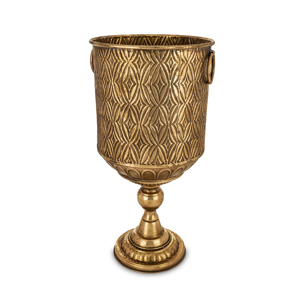 Antique Metals antik aranyszínű fém kaspó klasszikus talapzattal és geometrikus dombormintázattal, 58,5 cm magas dekoratív beltéri edény.