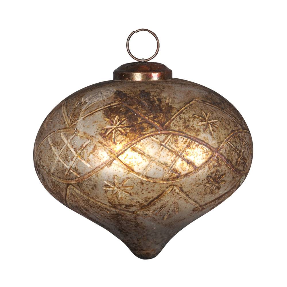 Antique rusztikus üveg karácsonyfadísz, ezüst–rozsda patinával, metszett csillag- és inda mintával, Ø 15 cm.