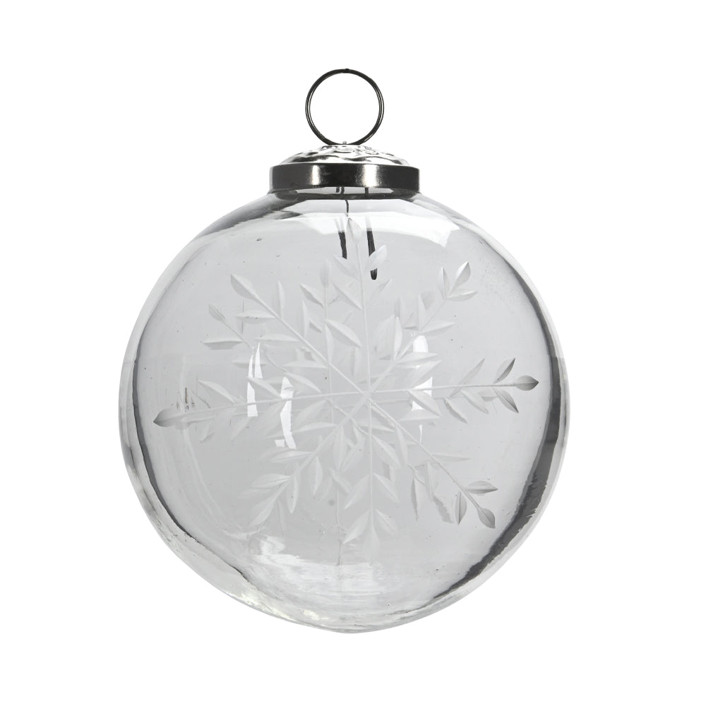 Áttetsző, 10 cm-es üveggömb karácsonyfadísz finoman maratott hópehely mintákkal, ezüst akasztóval.