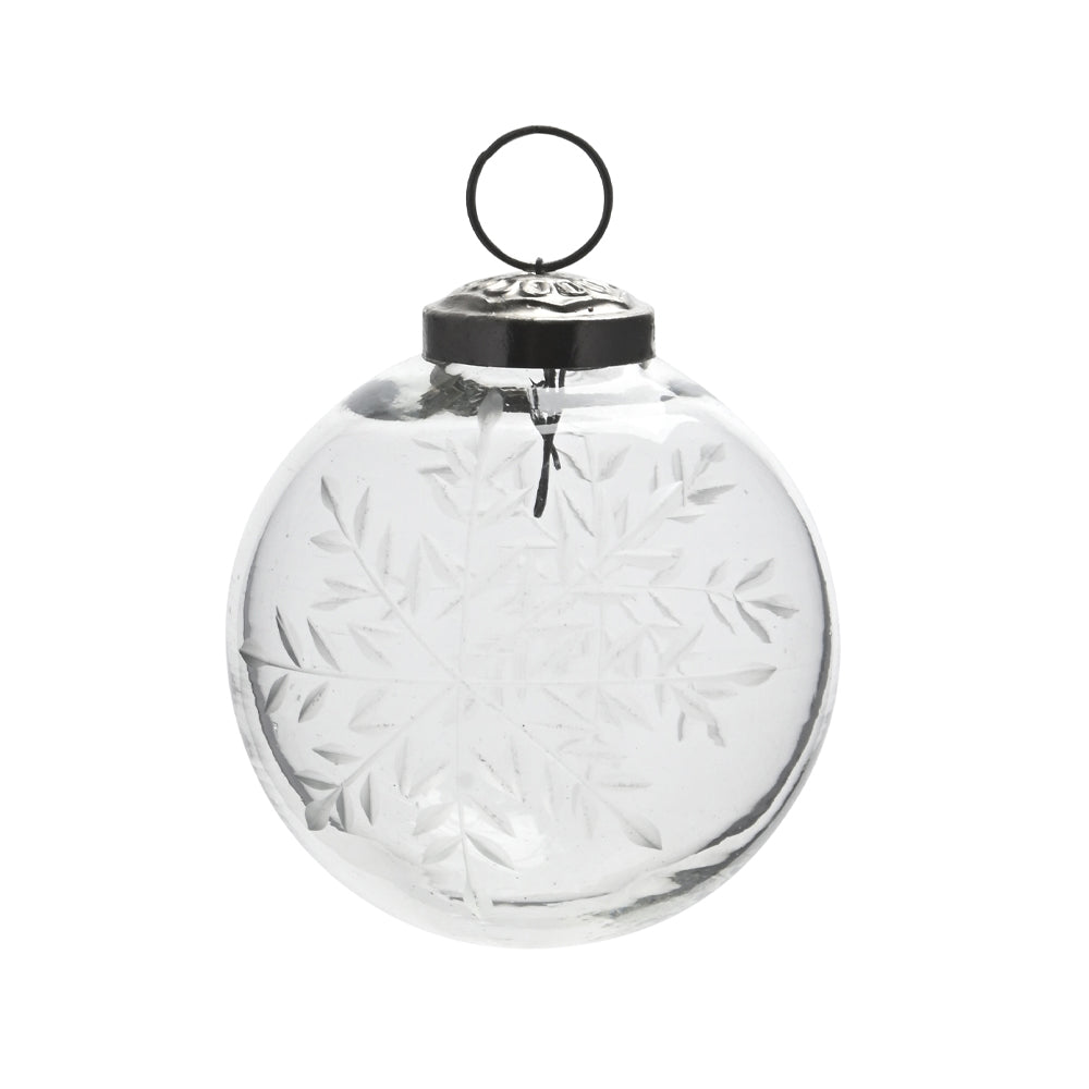 Áttetsző, 8 cm-es üveggömb karácsonyfadísz finoman maratott hópehely mintákkal, ezüst akasztóval.