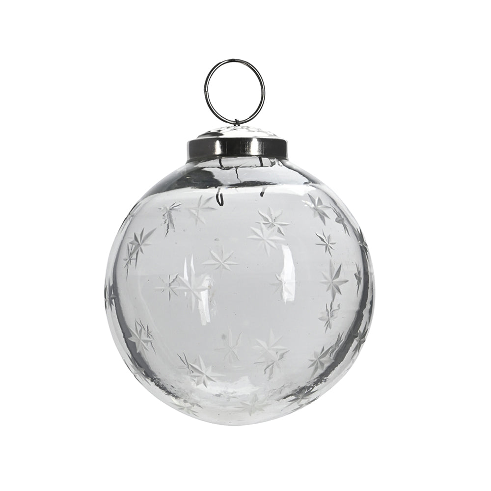 Áttetsző, 8 cm-es üveggömb karácsonyfadísz finoman maratott hópehely mintákkal, ezüst akasztóval.