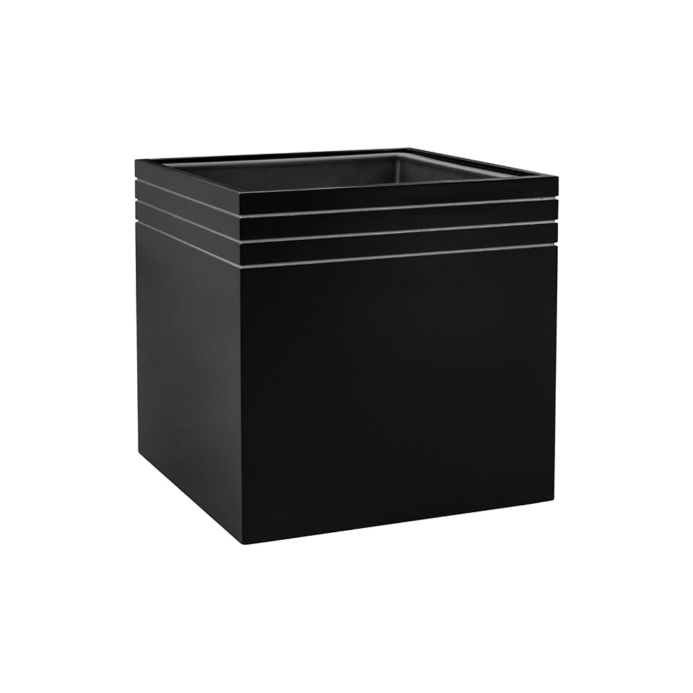 Matt fekete, kocka alakú BAQ Line-Up kaspó stúdióháttérben, 48 × 48 cm méretben