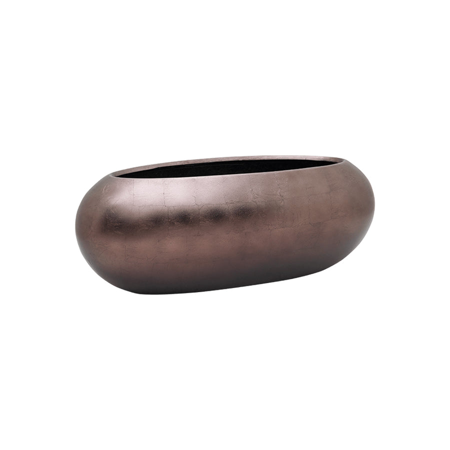 Ovális formájú, matt kávébarna színű BAQ Metallic Boat kompozit kaspó 58 cm-es méretben, letisztult, modern megjelenéssel.