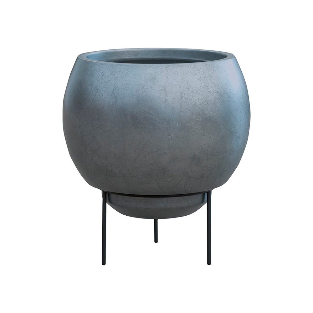 BAQ Metallic Globe Elevated kaspó matt ezüstkék színben, letisztult gömbformával és fekete állvánnyal. BAQ Metallic Globe Elevated kaspó matt ezüstkék színben, letisztult gömbformával és fekete állvánnyal.