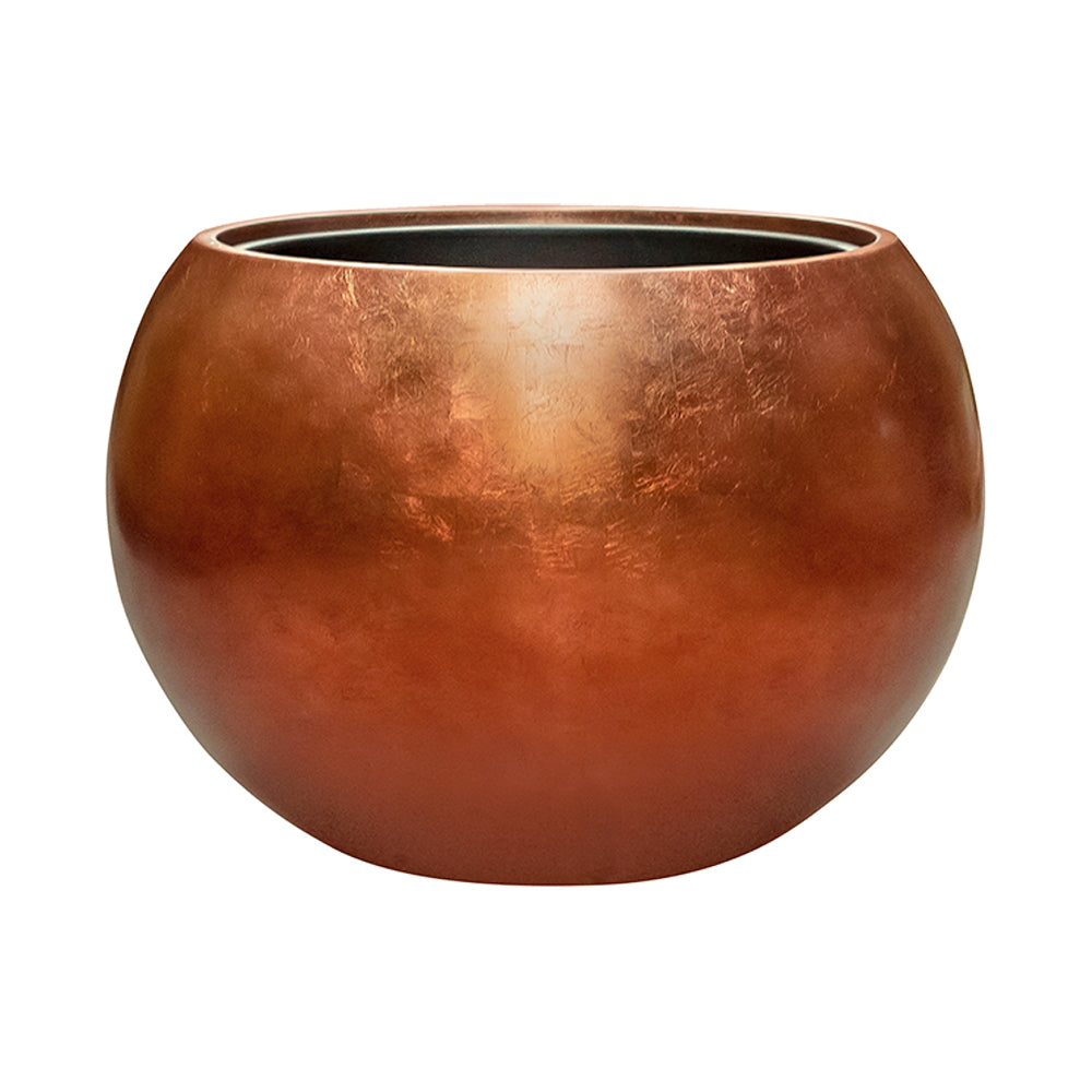 BAQ Metallic Globe kaspó fényes réz árnyalatban, íves és telt formával.