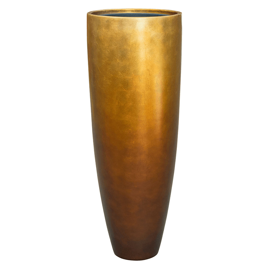 Modern, fényes mézszínű kaspó BAQ METALLIC PARTNER kollekcióból, fehér háttérrel.