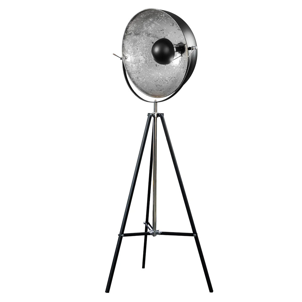 Háromlábú, ezüstszínű design állólámpa.