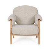 CALISTA bézs nyírfa fotel elölnézetből, vastagon párnázott üléssel és karfával, skandináv stílusban.