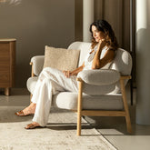 CALISTA bézs kanapé modern nappaliban, természetes fényben, nyírfa vázzal és vastag kárpitozással.