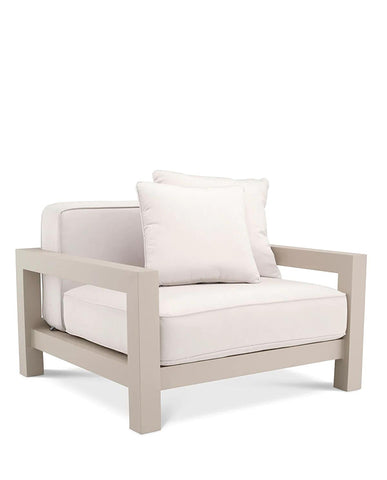 Bézs színű ülő és hátpárnákkal kialakított, formatervezett kerti design fotel.