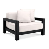 Törtfehér színű ülő és hátpárnákkal kialakított, formatervezett kerti design fotel.