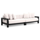 Törtfehér színű ülő és hátpárnákkal kialakított, formatervezett kerti design kanapé.