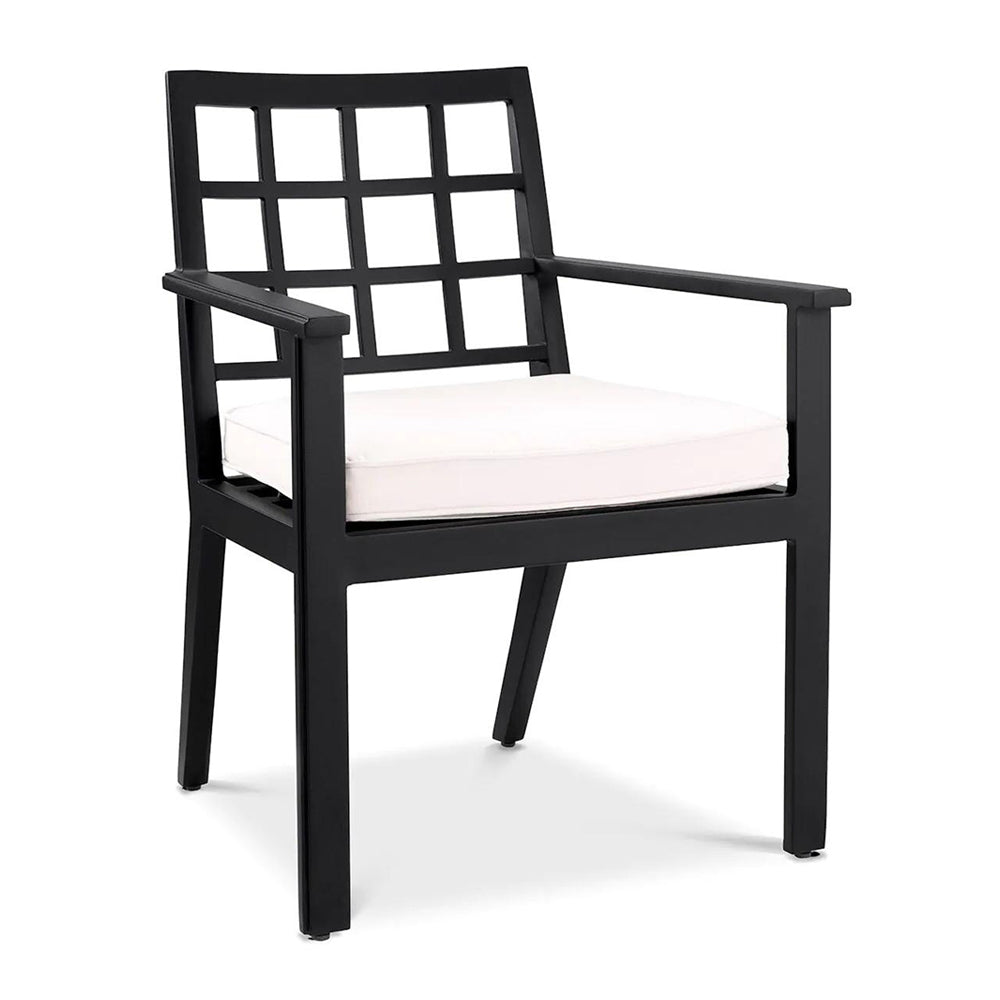 Törtfehér színű ülőpárnával ellátott, formatervezett kerti design étkezőszék.