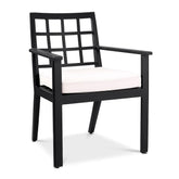 Törtfehér színű ülőpárnával ellátott, formatervezett kerti design étkezőszék.